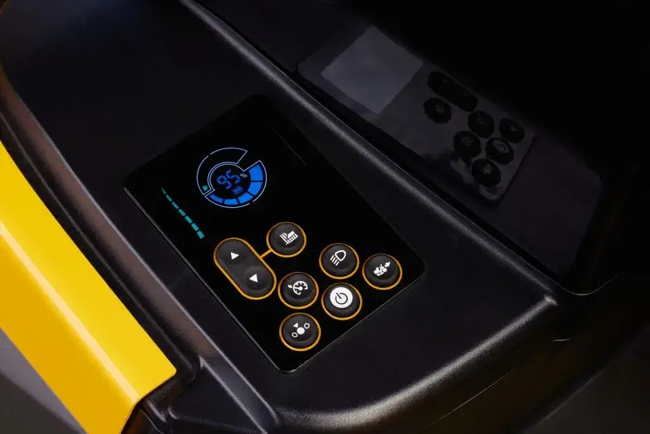 Аккумуляторный мини трактор для работы на участке